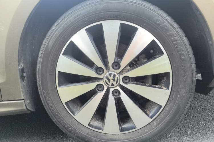 Used Volkswagen Sagitar 2017 230TSI Automatic Comfort Version Right Front Wheel Hub