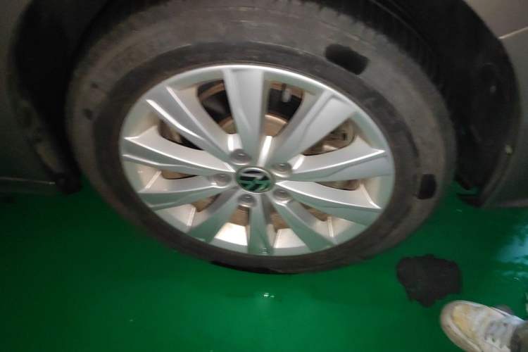 Used Volkswagen Sagitar 2017 1.6L Automatic Comfort Model Right Front Wheel Hub