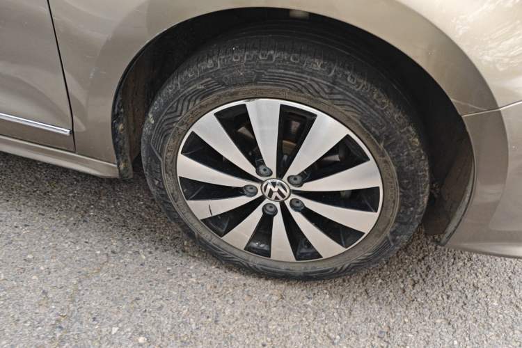 Used Volkswagen Sagitar 2017 1.6L Automatic Comfort Model Right Front Wheel Hub