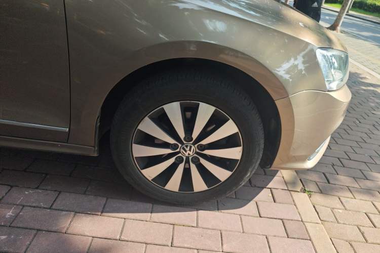 Used Volkswagen Sagitar 2017 1.6L Automatic Comfort Model Right Front Wheel Hub