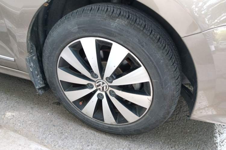 Used Volkswagen Sagitar 2017 1.6L Automatic Comfort Model Right Front Wheel Hub