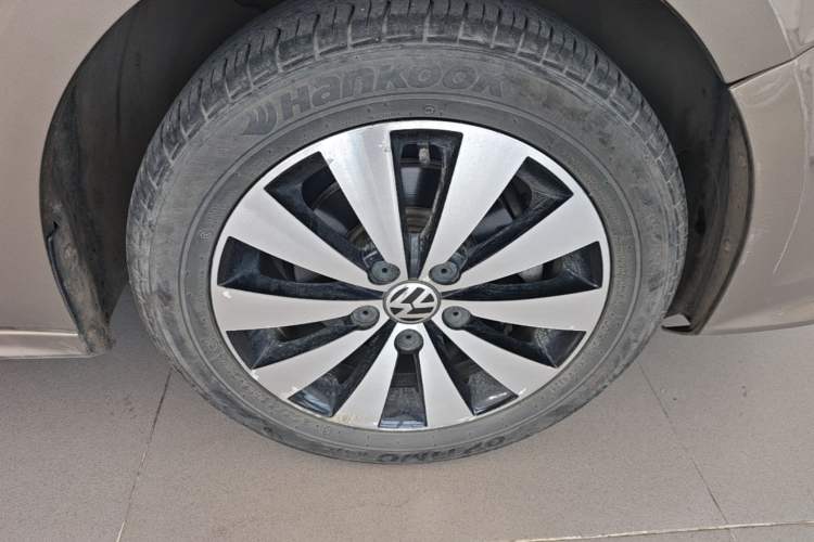 Used Volkswagen Sagitar 2017 1.6L Automatic Comfort Model Right Rear Wheel Hub