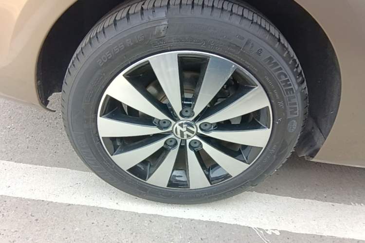 Used Volkswagen Sagitar 2017 230TSI Automatic Comfort Version Right Rear Wheel Hub
