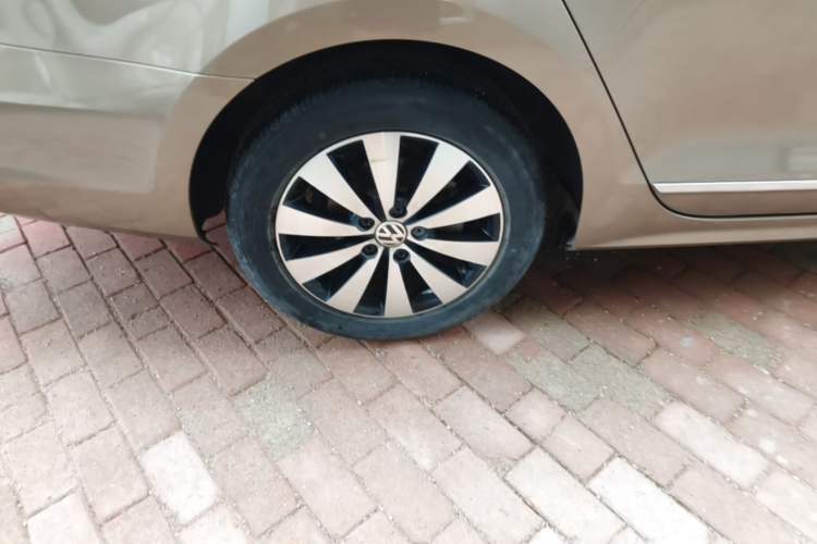 Used Volkswagen Sagitar 2017 180TSI Automatic Luxury Edition Right Rear Wheel Hub