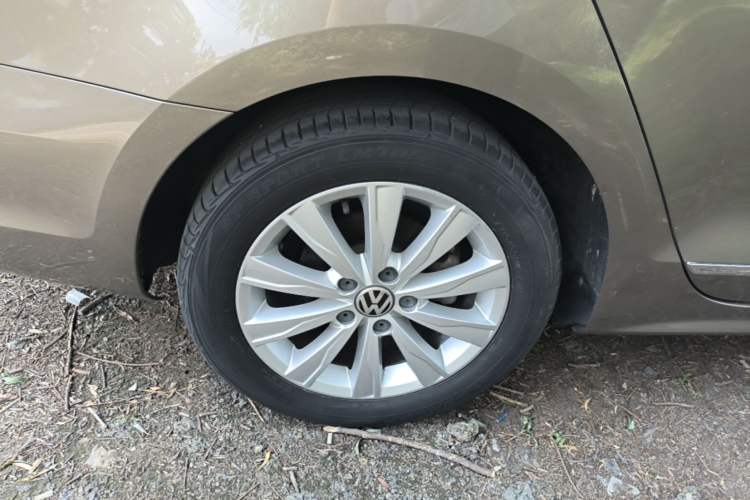 Used Volkswagen Sagitar 2017 1.6L Automatic Comfort Model Right Rear Wheel Hub