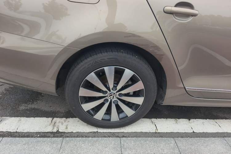 Used Volkswagen Sagitar 2017 1.6L Automatic Comfort Model Right Rear Wheel Hub