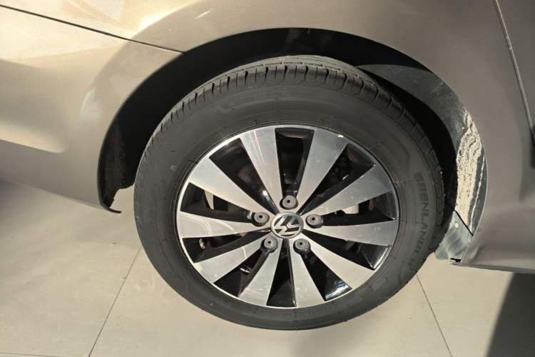 Used Volkswagen Sagitar 2017 1.6L Automatic Comfort Model Right Rear Wheel Hub