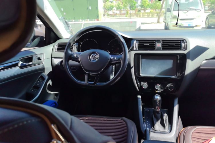 Used Volkswagen Sagitar 2017 230TSI Automatic Comfort Version Steering Wheel