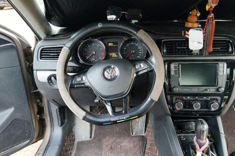 Used Volkswagen Sagitar 2017 230TSI Automatic Comfort Version Steering Wheel