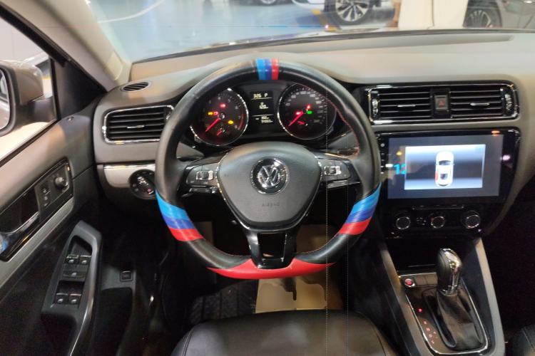 Used Volkswagen Sagitar 2017 230TSI Automatic Comfort Version Steering Wheel