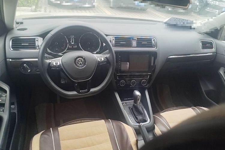 Used Volkswagen Sagitar 2017 230TSI Automatic Comfort Version Steering Wheel