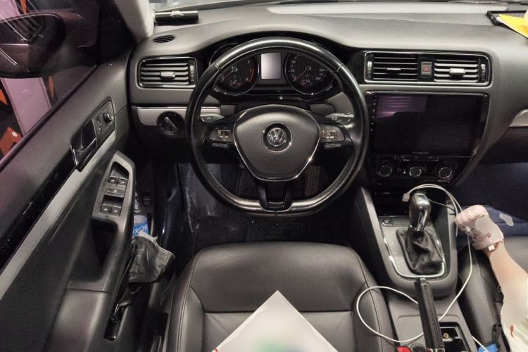 Used Volkswagen Sagitar 2017 230TSI Automatic Comfort Version Steering Wheel