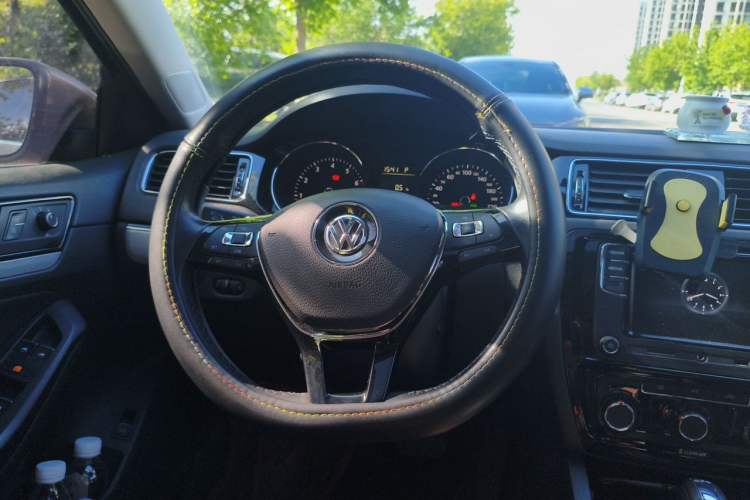 Used Volkswagen Sagitar 2017 230TSI Automatic Comfort Version Steering Wheel