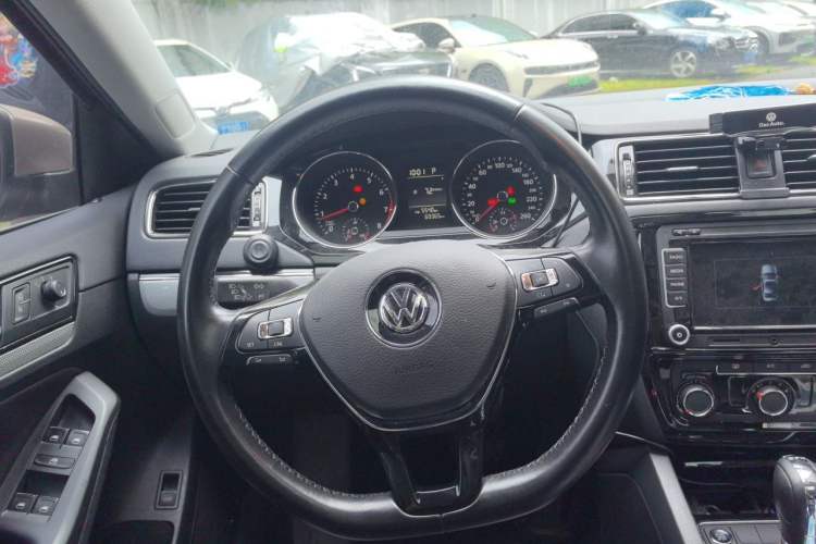 Used Volkswagen Sagitar 2017 230TSI Automatic Comfort Version Steering Wheel