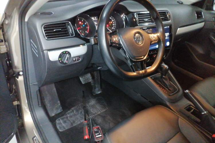 Used Volkswagen Sagitar 2017 230TSI Automatic Comfort Version Steering Wheel