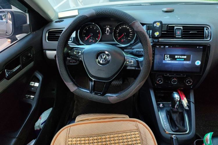 Used Volkswagen Sagitar 2017 180TSI Automatic Leading Model Steering Wheel
