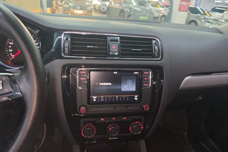 Used Volkswagen Sagitar 2018 1.6L Automatic Comfort Model Audio And AC Panel