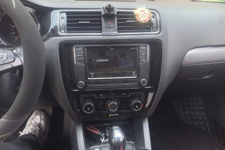 Used Volkswagen Sagitar 2018 180TSI DSG Prestige Edition Audio And AC Panel