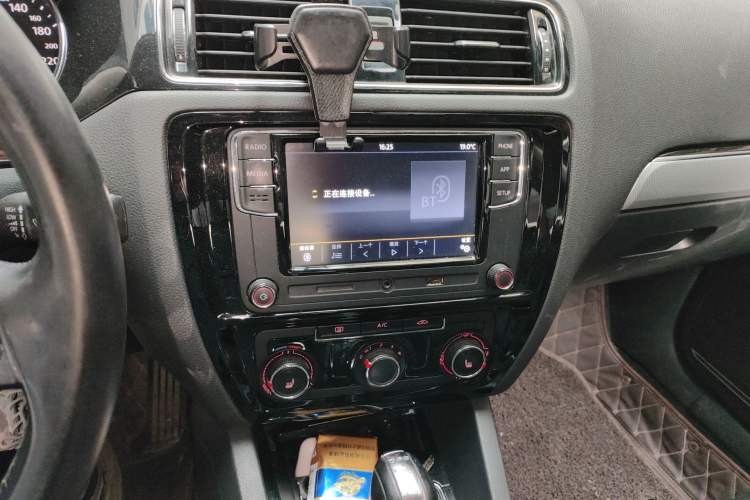 Used Volkswagen Sagitar 2018 180TSI DSG Prestige Edition Audio And AC Panel