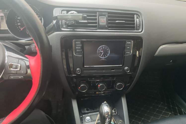 Used Volkswagen Sagitar 2018 280TSI DSG Ignite Edition Audio And AC Panel