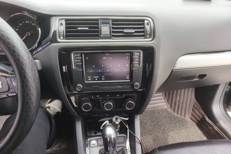 Used Volkswagen Sagitar 2018 1.6L Automatic Comfort Model Audio And AC Panel