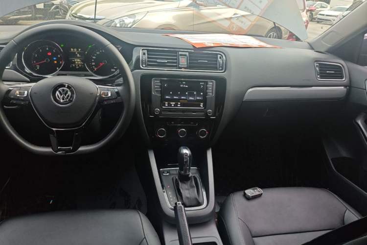 Used Volkswagen Sagitar 2018 1.6L Automatic Comfort Model Audio And AC Panel