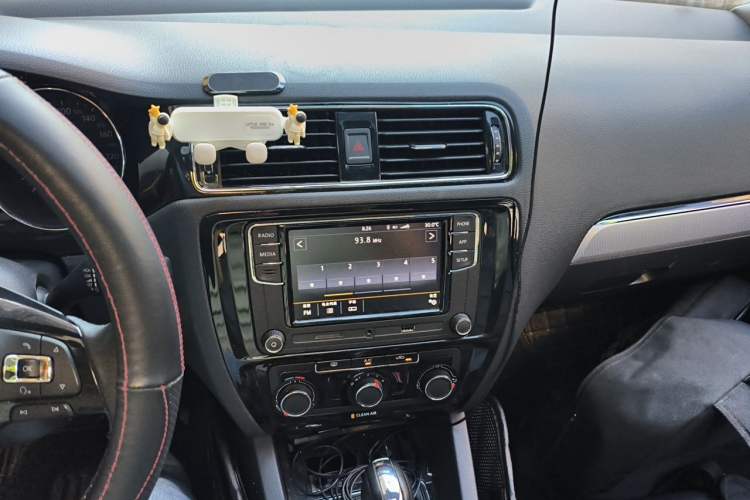 Used Volkswagen Sagitar 2018 1.6L Automatic Comfort Model Audio And AC Panel