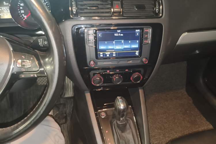 Used Volkswagen Sagitar 2018 1.6L Automatic Comfort Model Audio And AC Panel