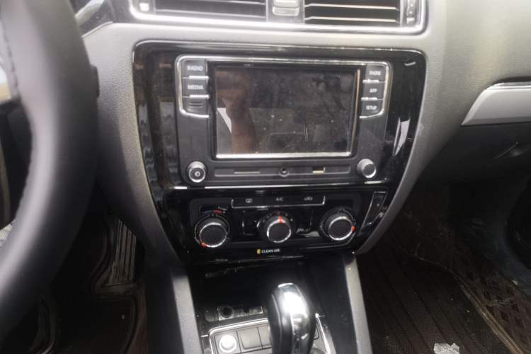 Used Volkswagen Sagitar 2018 1.6L Automatic Comfort Model Audio And AC Panel