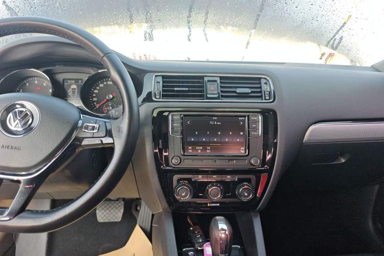 Used Volkswagen Sagitar 2018 180TSI DSG Prestige Edition Audio And AC Panel
