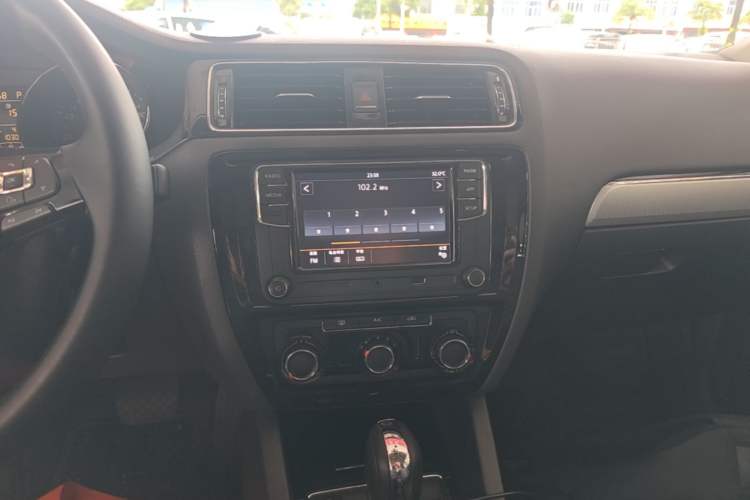 Used Volkswagen Sagitar 2018 1.6L Automatic Comfort Model Audio And AC Panel