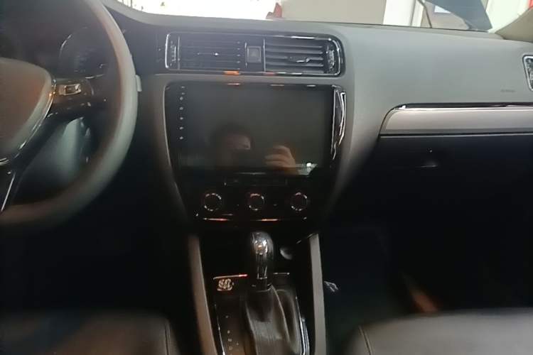 Used Volkswagen Sagitar 2018 1.6L Automatic Comfort Model Audio And AC Panel