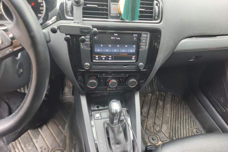 Used Volkswagen Sagitar 2018 1.6L Automatic Comfort Model Audio And AC Panel