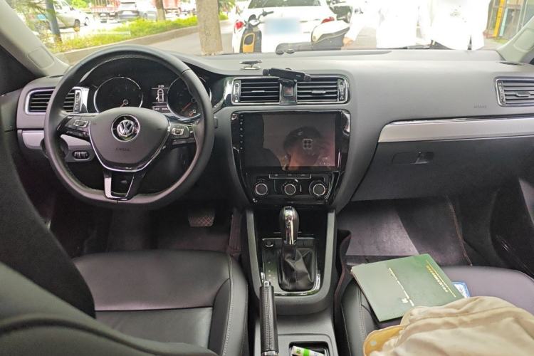 Used Volkswagen Sagitar 2018 280TSI DSG Ignite Edition Center Console