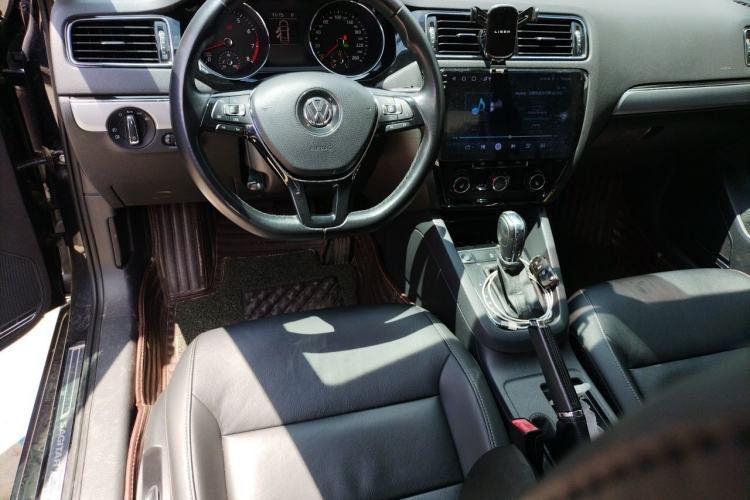 Used Volkswagen Sagitar 2018 180TSI DSG Prestige Edition Center Console