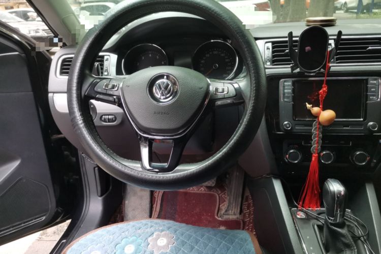 Used Volkswagen Sagitar 2018 1.6L Automatic Comfort Model Center Console