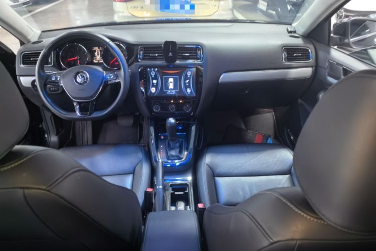 Used Volkswagen Sagitar 2018 280TSI DSG Ignite Edition Center Console