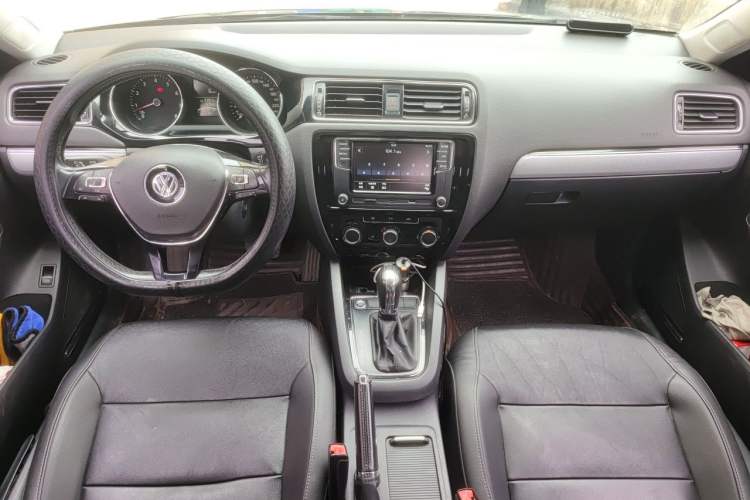 Used Volkswagen Sagitar 2018 1.6L Automatic Comfort Model Center Console
