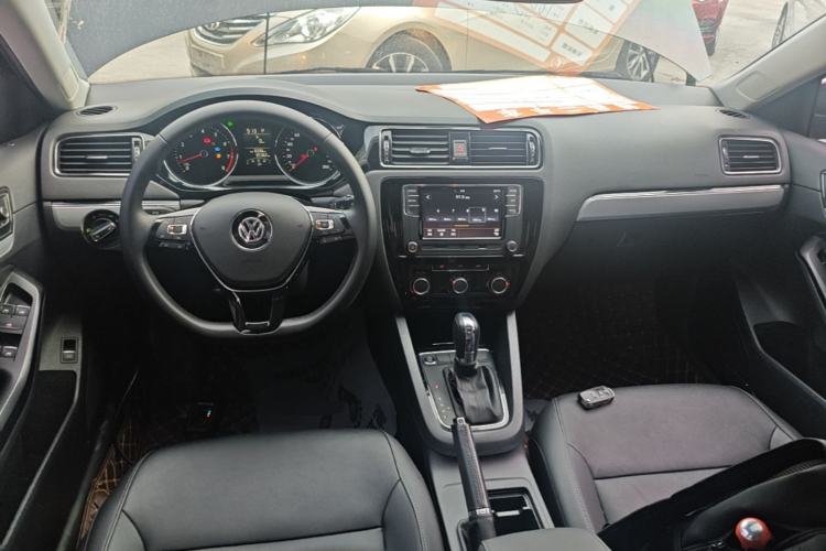 Used Volkswagen Sagitar 2018 1.6L Automatic Comfort Model Center Console