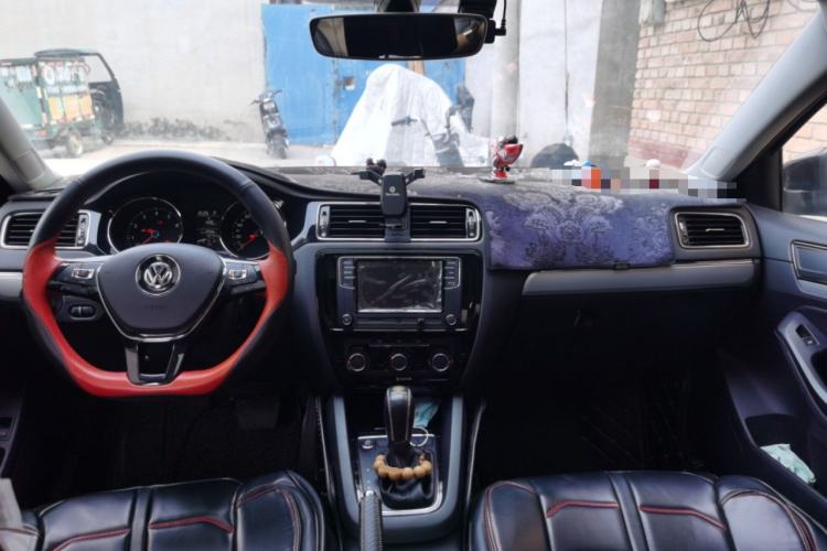 Used Volkswagen Sagitar 2018 1.6L Automatic Comfort Model Center Console