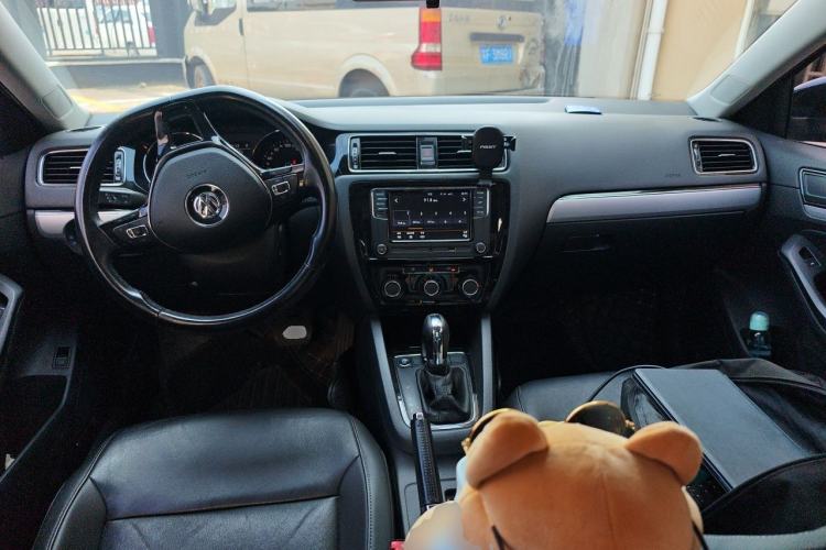 Used Volkswagen Sagitar 2018 280TSI DSG Comfort Model Center Console