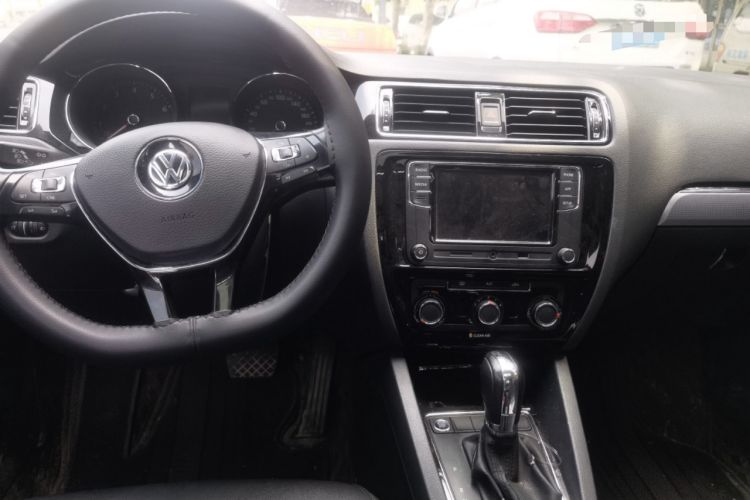 Used Volkswagen Sagitar 2018 1.6L Automatic Comfort Model Center Console