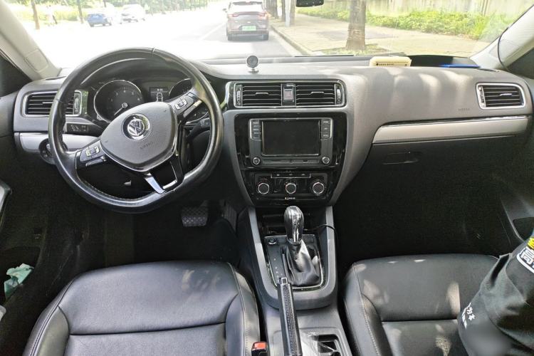 Used Volkswagen Sagitar 2018 280TSI DSG Comfort Model Center Console