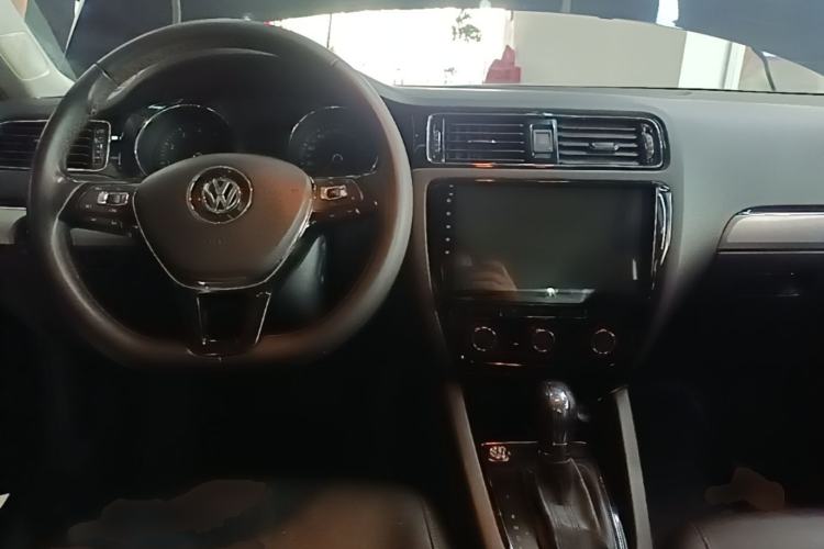 Used Volkswagen Sagitar 2018 1.6L Automatic Comfort Model Center Console