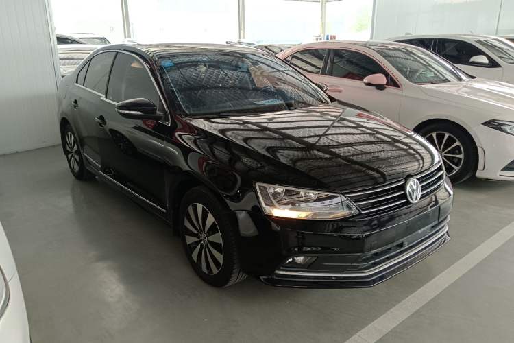 Used Volkswagen Sagitar 2018 280TSI DSG Comfort Model Front Right 45 Deg