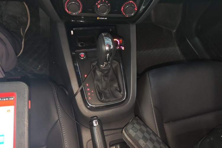 Used Volkswagen Sagitar 2018 1.6L Automatic Comfort Model Gear Lever