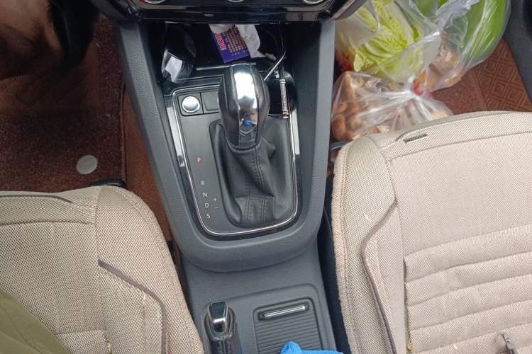 Used Volkswagen Sagitar 2018 1.6L Automatic Comfort Model Gear Lever