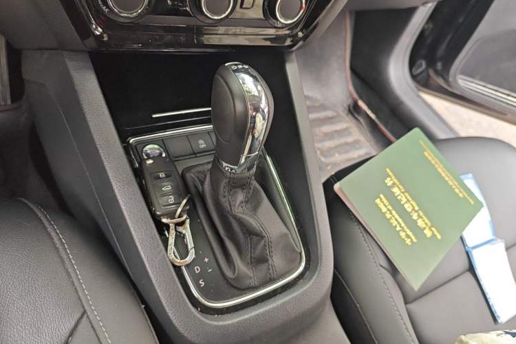 Used Volkswagen Sagitar 2018 280TSI DSG Ignite Edition Gear Lever