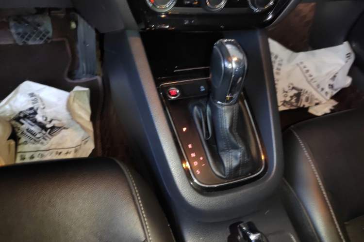 Used Volkswagen Sagitar 2018 280TSI DSG Comfort Model Gear Lever