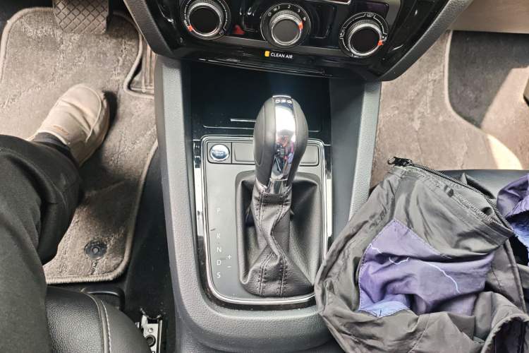 Used Volkswagen Sagitar 2018 280TSI DSG Ignite Edition Gear Lever